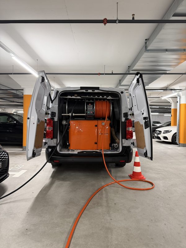 Greentech Fahrzeug mit Rohrreinigungs-Equipment — Hochdruckaggregat und Spülleitungen