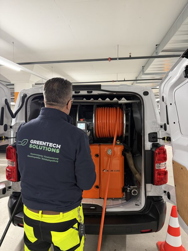 Mitarbeiter mit Greentech-Logo