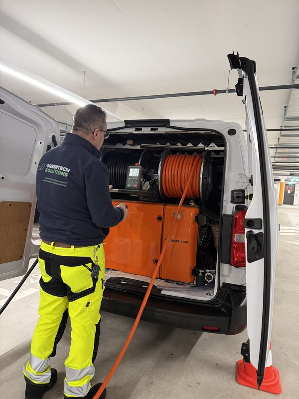Mitarbeiter beim Bedienen der Spülpumpe