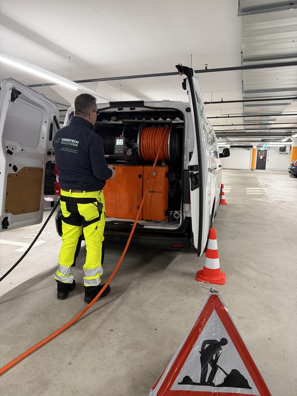 Mitarbeiter mit Warnzeichen im Einsatz