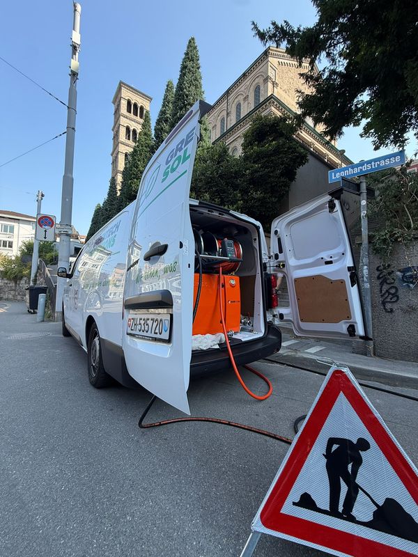 Greentech-Techniker bei Detailarbeit an der Leitung - Alltag im Kanalservice