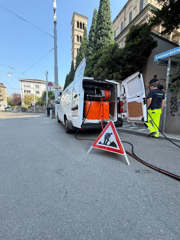 Greentech Kanalservice-Einsatz im Feld - Detailaufnahme aus dem Arbeitsalltag