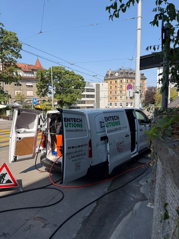 Greentech Einsatz am Kanalschacht - Detailansicht aus dem Alltag