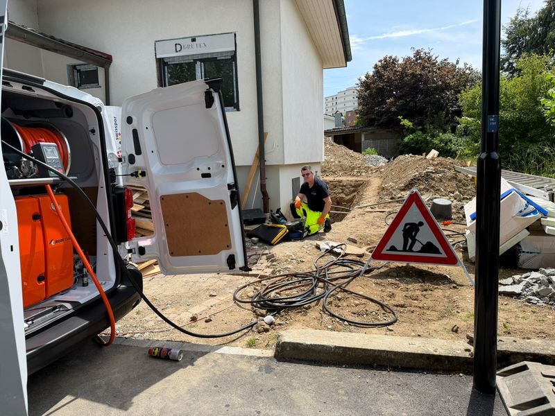 Geöffnetes Einsatzfahrzeug mit Hochdruck-Spülaggregat auf der Baustelle